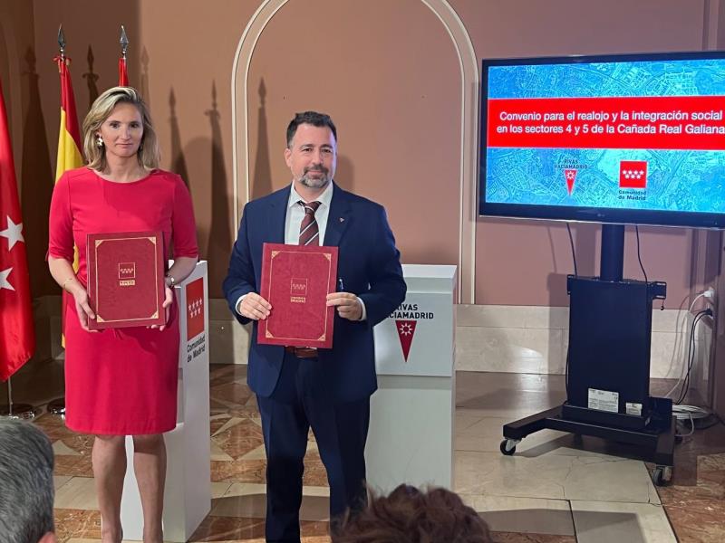 Rivas y la Comunidad firman el primer convenio para el realojo de Cañada Real